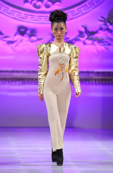 NUEVA YORK - 17 DE FEBRERO: Una modelo camina por la pasarela de la colección Tyrell Mason en el New Yorker Hotel durante la Semana de la Moda Couture el 17 de febrero de 2013 en la ciudad de Nueva York — Foto de Stock