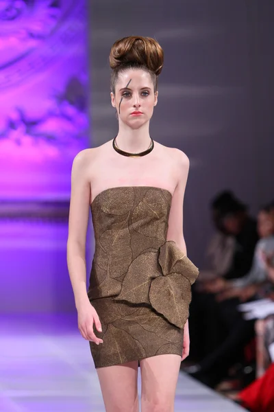 NEW YORK - FEBRUARY 17: A model walks runway for Tyrell Mason collection at New Yorker Hotel during Couture Fashion Week on February 17, 2013 in New York City — Stock Photo, Image