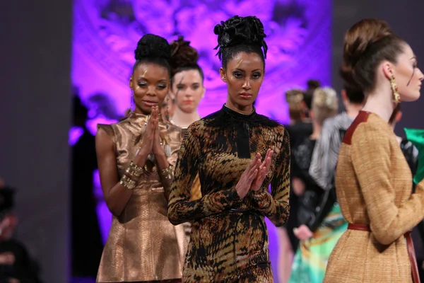 NEW YORK - FEBRUARY 17: Models walk runway finale for Tyrell Mason collection at New Yorker Hotel during Couture Fashion Week on February 17, 2013 in New York City — Stock Photo, Image