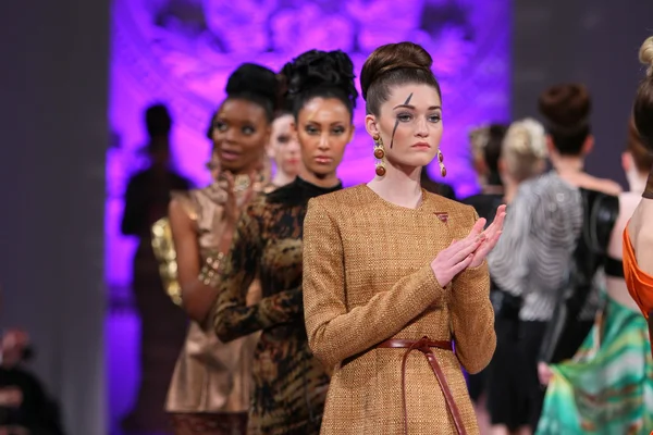 NEW YORK - FEBRUARY 17: Models walk runway finale for Tyrell Mason collection at New Yorker Hotel during Couture Fashion Week on February 17, 2013 in New York City — Stock Photo, Image