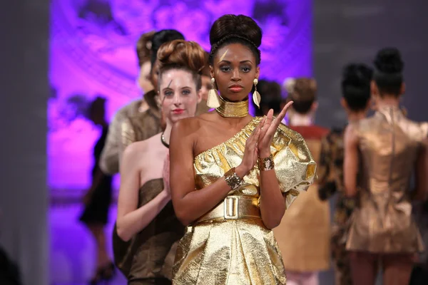 NEW YORK - FEBRUARY 17: Models walk runway finale for Tyrell Mason collection at New Yorker Hotel during Couture Fashion Week on February 17, 2013 in New York City — Stock Photo, Image