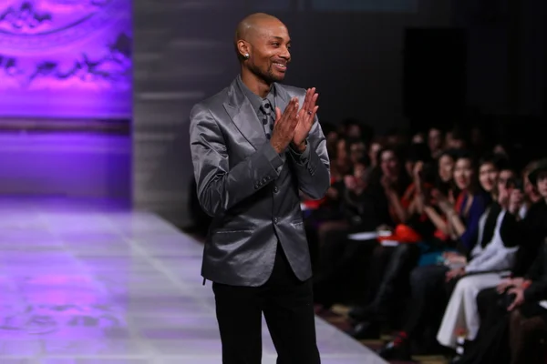 New york - februari 17:designer tyrell mason wandelingen start-en landingsbaan voor tyrell mason collectie in het new yorker hotel tijdens couture fashionweek op 17 februari 2013 in new york city — Stockfoto