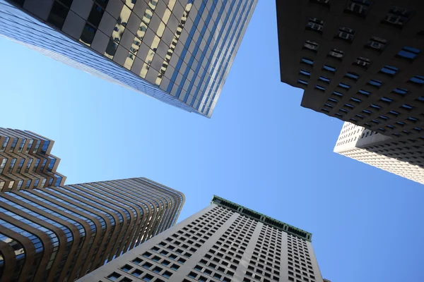 Opzoeken van een kantoorgebouw wolkenkrabber in new york city — Stockfoto