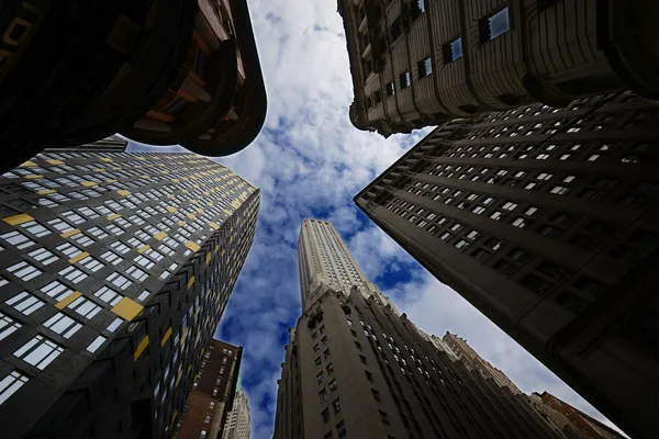 Buscando un rascacielos en la ciudad de Nueva York — Foto de Stock