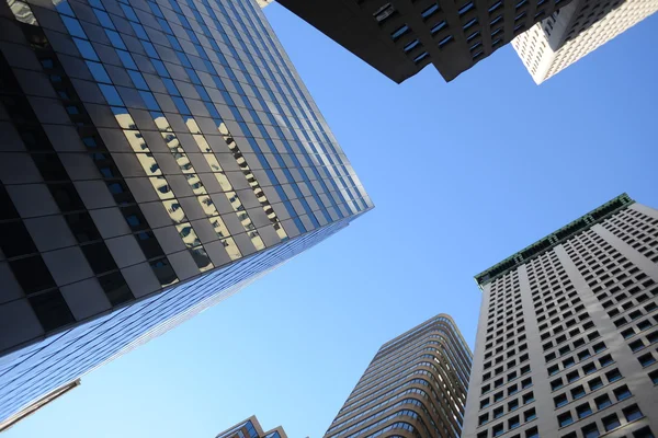 Opzoeken van een kantoorgebouw wolkenkrabber in new york city — Stockfoto