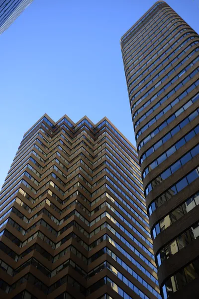 Olhando para cima de um bloco de escritórios arranha-céus em Nova York — Fotografia de Stock