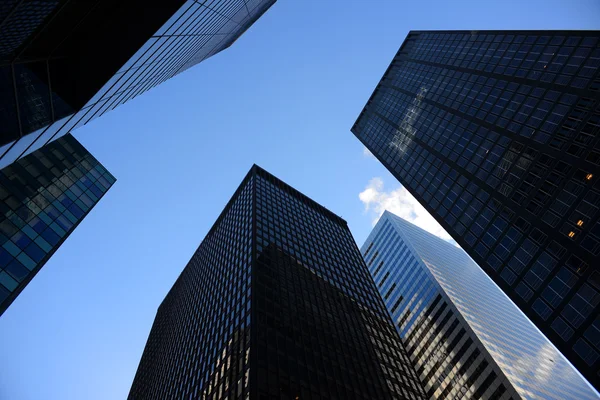 Chercher un immeuble de bureaux gratte-ciel à New York — Photo