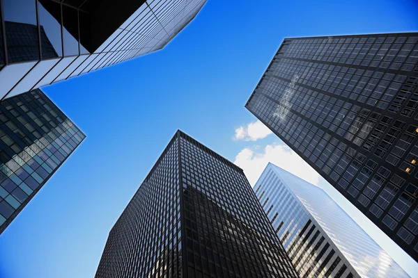 Chercher un immeuble de bureaux gratte-ciel à New York — Photo