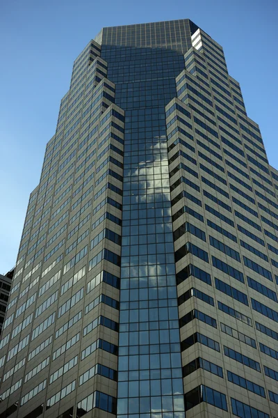 Opzoeken van een kantoorgebouw wolkenkrabber in new york city — Stockfoto