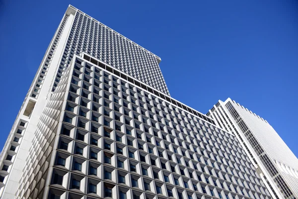 Chercher un immeuble de bureaux gratte-ciel à New York — Photo