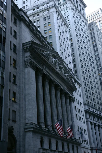 NUEVA YORK CITY - 03 de marzo: La Bolsa de Valores de Nueva York en 11 Wall Street es la bolsa de valores más grande del mundo por capitalización bursátil 03 de marzo 2013 en Nueva York, NY . —  Fotos de Stock