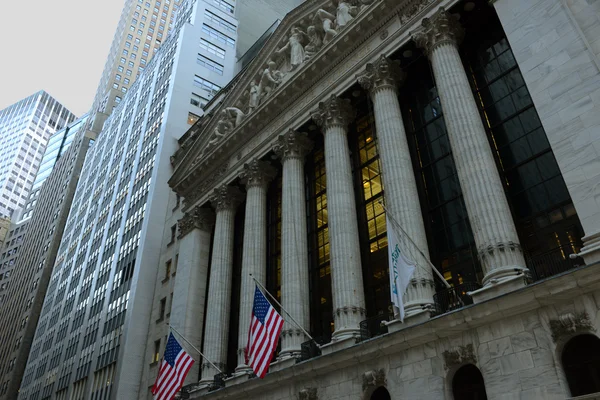 NOVA CIDADE DA IORQUE - 03 de março: A Bolsa de Valores de Nova York no 11 Wall Street é a maior bolsa de valores do mundo por capitalização de mercado 03 de março de 2013 em Nova York, NY . — Fotografia de Stock