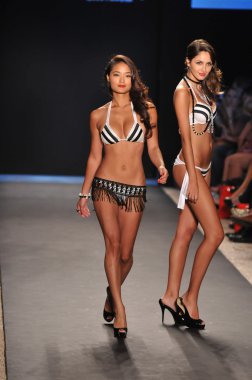 Miami - 14 Temmuz: model yürür pist Plaj Tavşanı mayo koleksiyonu için ilkbahar, yaz 2012 mercedes-benz yüzmek moda haftası üzerinde 14 Temmuz 2011 Miami, fl