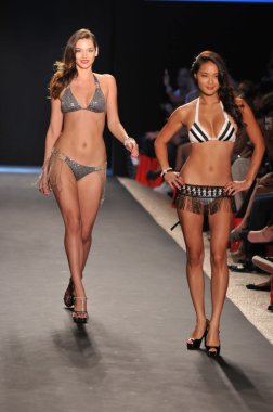 Miami - 14 Temmuz: model yürür pist Plaj Tavşanı mayo koleksiyonu için ilkbahar, yaz 2012 mercedes-benz yüzmek moda haftası üzerinde 14 Temmuz 2011 Miami, fl