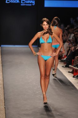 Miami - 14 Temmuz: model yürür pist Plaj Tavşanı mayo koleksiyonu için ilkbahar, yaz 2012 mercedes-benz yüzmek moda haftası üzerinde 14 Temmuz 2011 Miami, fl