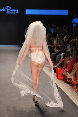 Miami - 14 Temmuz: model kate upton yürüyüşler pist Plaj Tavşanı mayo koleksiyonu için ilkbahar, yaz 2012 mercedes-benz yüzmek moda haftası üzerinde 14 Temmuz 2011 Miami, fl