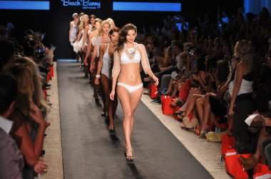 Miami - 14 Temmuz: modelleri yürümek pist Plaj Tavşanı mayo koleksiyonu için ilkbahar, yaz 2012 mercedes-benz yüzmek moda haftası üzerinde 14 Temmuz 2011 Miami, fl