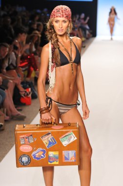 Miami - 15 Temmuz: model l alan mayo koleksiyonu bahar için pist yürür, üzerinde 15 Temmuz 2011 Miami da mercedes-benz yüzmek moda haftasında 2012 Yaz