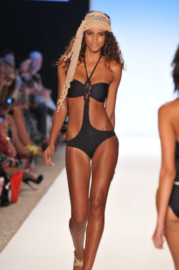 Miami - 15 Temmuz: model l alan mayo koleksiyonu bahar için pist yürür, üzerinde 15 Temmuz 2011 Miami da mercedes-benz yüzmek moda haftasında 2012 Yaz