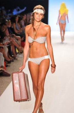 Miami - 15 Temmuz: model l alan mayo koleksiyonu bahar için pist yürür, üzerinde 15 Temmuz 2011 Miami da mercedes-benz yüzmek moda haftasında 2012 Yaz
