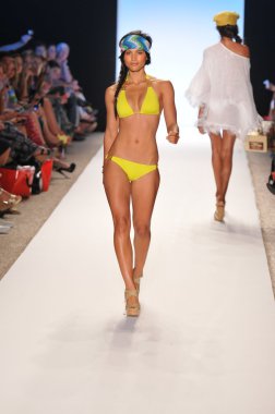 Miami - 15 Temmuz: model l alan mayo koleksiyonu bahar için pist yürür, üzerinde 15 Temmuz 2011 Miami da mercedes-benz yüzmek moda haftasında 2012 Yaz