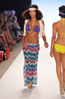 Miami - 15 Temmuz: model l alan mayo koleksiyonu bahar için pist yürür, üzerinde 15 Temmuz 2011 Miami da mercedes-benz yüzmek moda haftasında 2012 Yaz