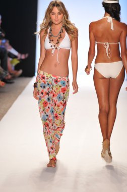 Miami - 15 Temmuz: model l alan mayo koleksiyonu bahar için pist yürür, üzerinde 15 Temmuz 2011 Miami da mercedes-benz yüzmek moda haftasında 2012 Yaz