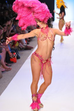 Miami - 14 Temmuz: Brezilyalı dansçı l alan mayo koleksiyonu bahar için pist yürür, 14 Temmuz 2011 Miami da mercedes-benz yüzmek moda haftasında 2012 Yaz