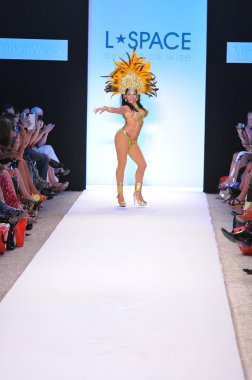 Miami - 14 Temmuz: Brezilyalı dansçı l alan mayo koleksiyonu bahar için pist yürür, 14 Temmuz 2011 Miami da mercedes-benz yüzmek moda haftasında 2012 Yaz