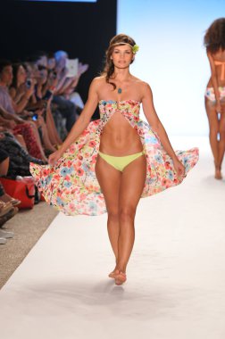Miami - 15 Temmuz: model l alan mayo koleksiyonu bahar için pist yürür, üzerinde 15 Temmuz 2011 Miami da mercedes-benz yüzmek moda haftasında 2012 Yaz