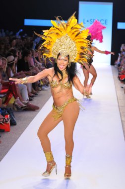 Miami - 14 Temmuz: Brezilyalı dansçı l alan mayo koleksiyonu bahar için pist yürür, 14 Temmuz 2011 Miami da mercedes-benz yüzmek moda haftasında 2012 Yaz