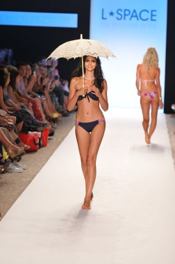Miami - 15 Temmuz: model l alan mayo koleksiyonu bahar için pist yürür, üzerinde 15 Temmuz 2011 Miami da mercedes-benz yüzmek moda haftasında 2012 Yaz