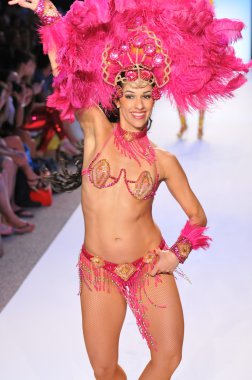 Miami - 14 Temmuz: Brezilyalı dansçı l alan mayo koleksiyonu bahar için pist yürür, 14 Temmuz 2011 Miami da mercedes-benz yüzmek moda haftasında 2012 Yaz