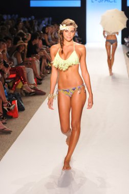 Miami - 15 Temmuz: model l alan mayo koleksiyonu bahar için pist yürür, üzerinde 15 Temmuz 2011 Miami da mercedes-benz yüzmek moda haftasında 2012 Yaz