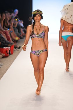 Miami - 15 Temmuz: model l alan mayo koleksiyonu bahar için pist yürür, üzerinde 15 Temmuz 2011 Miami da mercedes-benz yüzmek moda haftasında 2012 Yaz