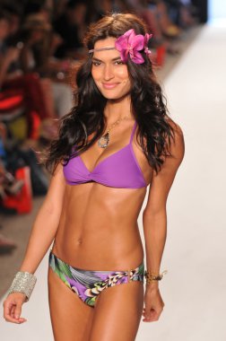 Miami - 15 Temmuz: model l alan mayo koleksiyonu bahar için pist yürür, üzerinde 15 Temmuz 2011 Miami da mercedes-benz yüzmek moda haftasında 2012 Yaz