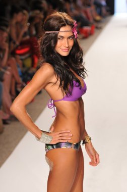 Miami - 15 Temmuz: model l alan mayo koleksiyonu bahar için pist yürür, üzerinde 15 Temmuz 2011 Miami da mercedes-benz yüzmek moda haftasında 2012 Yaz