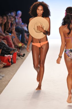 Miami - 15 Temmuz: model l alan mayo koleksiyonu bahar için pist yürür, üzerinde 15 Temmuz 2011 Miami da mercedes-benz yüzmek moda haftasında 2012 Yaz