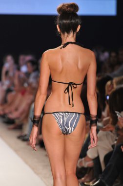 Miami - 15 Temmuz: model beyaz kumları Avustralya mayo koleksiyonu bahar için pist yürür, üzerinde 15 Temmuz 2011 Miami da mercedes-benz yüzmek moda haftasında 2012 Yaz