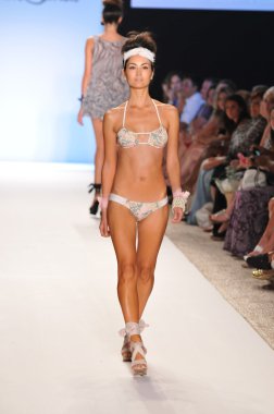 Miami - 15 Temmuz: model beyaz kumları Avustralya mayo koleksiyonu bahar için pist yürür, üzerinde 15 Temmuz 2011 Miami da mercedes-benz yüzmek moda haftasında 2012 Yaz
