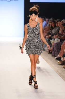 Miami - 15 Temmuz: model beyaz kumları Avustralya mayo koleksiyonu bahar için pist yürür, üzerinde 15 Temmuz 2011 Miami da mercedes-benz yüzmek moda haftasında 2012 Yaz