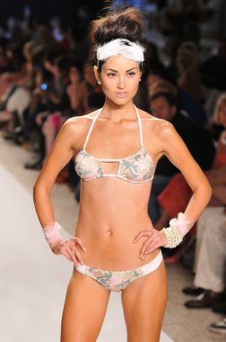 Miami - 15 Temmuz: model beyaz kumları Avustralya mayo koleksiyonu bahar için pist yürür, üzerinde 15 Temmuz 2011 Miami da mercedes-benz yüzmek moda haftasında 2012 Yaz