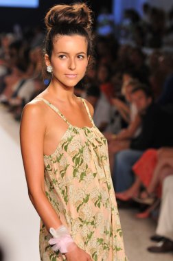 Miami - 15 Temmuz: model beyaz kumları Avustralya mayo koleksiyonu bahar için pist yürür, üzerinde 15 Temmuz 2011 Miami da mercedes-benz yüzmek moda haftasında 2012 Yaz