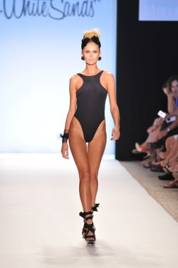 Miami - 15 Temmuz: model beyaz kumları Avustralya mayo koleksiyonu bahar için pist yürür, üzerinde 15 Temmuz 2011 Miami da mercedes-benz yüzmek moda haftasında 2012 Yaz