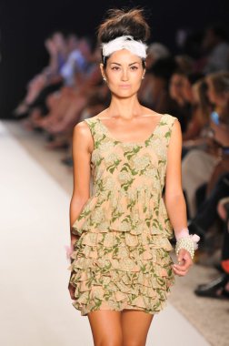 Miami - 15 Temmuz: model beyaz kumları Avustralya mayo koleksiyonu bahar için pist yürür, üzerinde 15 Temmuz 2011 Miami da mercedes-benz yüzmek moda haftasında 2012 Yaz