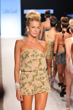 Miami - 15 Temmuz: model beyaz kumları Avustralya mayo koleksiyonu bahar için pist yürür, üzerinde 15 Temmuz 2011 Miami da mercedes-benz yüzmek moda haftasında 2012 Yaz