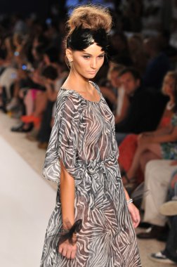 Miami - 15 Temmuz: model beyaz kumları Avustralya mayo koleksiyonu bahar için pist yürür, üzerinde 15 Temmuz 2011 Miami da mercedes-benz yüzmek moda haftasında 2012 Yaz