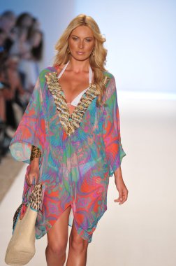 Miami - 16 Temmuz: yürüyüş caffe mayo koleksiyonu için ilkbahar, yaz 2012 mercedes-benz yüzmek moda haftası 16 Temmuz 2011 Miami, pist model fl