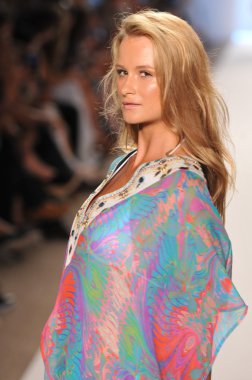 Miami - 16 Temmuz: yürüyüş caffe mayo koleksiyonu için ilkbahar, yaz 2012 mercedes-benz yüzmek moda haftası 16 Temmuz 2011 Miami, pist model fl