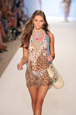 Miami - 16 Temmuz: yürüyüş caffe mayo koleksiyonu için ilkbahar, yaz 2012 mercedes-benz yüzmek moda haftası 16 Temmuz 2011 Miami, pist model fl